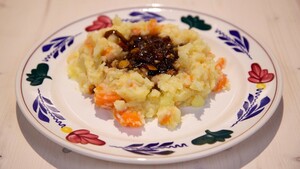Pastinaakhutspot met dadel-appelstroopsaus