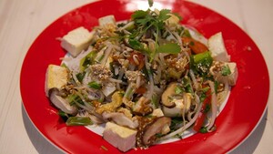 Gewokte tofu en groente met sojasaus