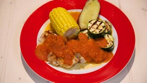 Kip met pittige chilisaus, maïskolf en zoete aardappel