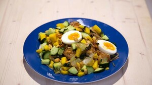 Paksoi uit de wok met mangosalade