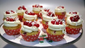 Rode bessencupcakes met witte chocolade