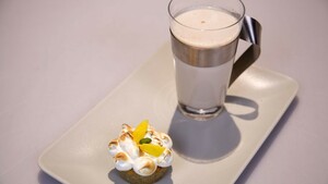 Masala chai latte en Indian chai cake