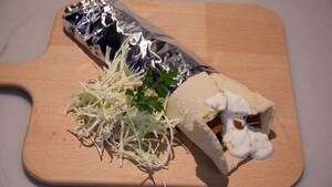 Lahmacun met gekonfijte citroenyoghurt en koolsalade