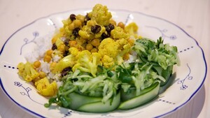 Bloemkoolcurry met rijst en komkommersalade