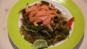 Little gem uit de wok met gerookte zalm