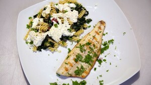 Pasta burrata con cavolo nero e branzino (pasta met burrata, palmkool en zeebaars)