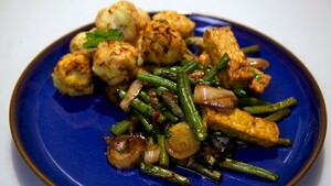 Sambal goreng tempeh met frikadel ajam