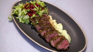 Lamsfilet in dukkahkorst met knoflookpuree en granaatappelsalade