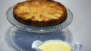 Peren-vanilletaart met tonkabonensaus