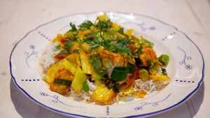 Witte koolcurry met zalm