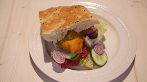 Viskoekjes sandwich met rode bietenhummus