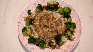 Paddenstoelenragout met gewokte broccoli