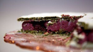 Pistacheschuimtaart met roodfruitvulling