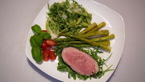 Pasta con pesto di rucola e arrosto di vitello (pasta met rucolapesto en gegrild kalfsvlees)