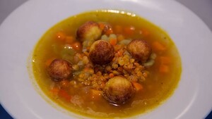 Rode linzensoep met gevulde mini soesjes