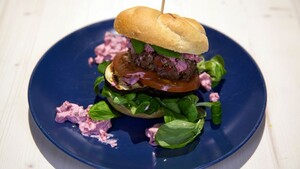 Chorizo-hamburgers met bietensalsa