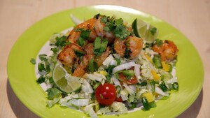 Chinese koolsalade met garnalen uit de wok
