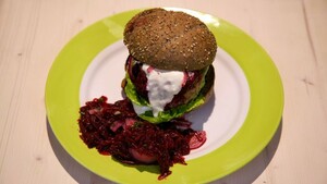 Makreelburger met bietensalade