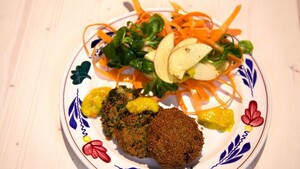 Vegetarische boerenkoolballetjes met winterse salade