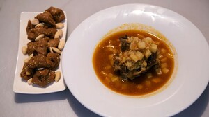Bulgurchorba met ossenstaart en bliratkoekjes (stoofpot van ossenstaart met bulgur en amandelkoekjes)