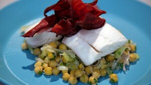 Gepocheerde heilbotfilet met warme kikkererwtensalade