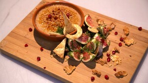 Gekaramelliseerde granaatappelmuhallebi met krokante amandelen en vijgen-muntsalade