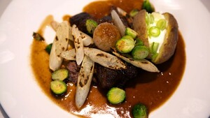 Gegrilde schorseneren met hertensukade en gepofte aardappel