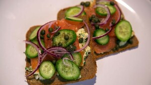 Roggebrood met eiersalade en zalm