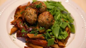 Pasta in zoete uien-tomatensaus