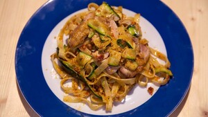 Tagliatelle met kippendijen, rode pesto en courgette