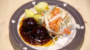 Balletjes uit de oven met peterseliewortelsalade