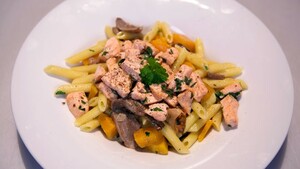 Penne con zucca, salmone e funghi (Penne met pompoen, zalm en paddenstoelen)