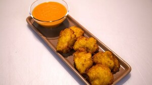 Aranitas met zelfgemaakte currysaus uit Zuid-Amerika (bakbanaan spinnetjes)