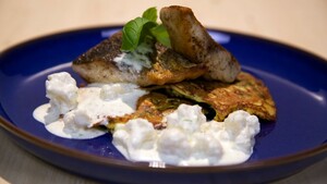 Gebakken harderfilet met bloemkoolmayonaise en gefrituurde courgettekoekjes