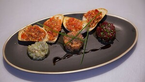 Tartaar di salmone, tono e gamberetti con bruschetta (Tartaartjes van zalm, tonijn en gamba’s met een bruschetta)