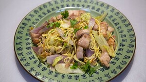 Zelfgemaakte kimchi en buikspek uit de wok (gefermenteerde kool en buikspek)