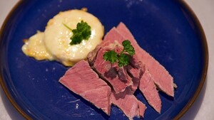 Zelfgemaakte cornedbeef met taartje van pompoen en maïscrème
