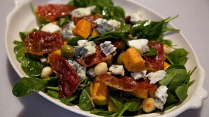 Pittige salade van gebakken pompoen en roquefort