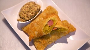 Hondel met zelfgemaakte mosterd (Loempia’s met zuurkool en worst)