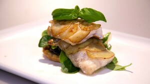 Auberginetaartje met gebakken roodbaars