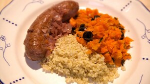 Geprakte wortels met quinoa en saucijsjes