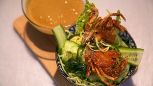 Noedelsalade met soft shell krab en furikake
