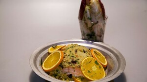 Sockeye zalm met kruidige couscouskorst en salade van lof en granaatappel