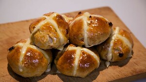 Hot cross buns (zoete rozijnenbroodjes)