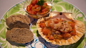 Coquilles met tomaat-grapefruitsalade