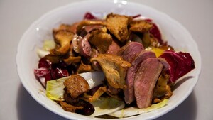 Salade van gemarineerde eendenborst en sinaasappel