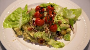 Quinoasalade met avocado en kiwi