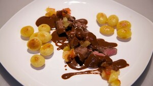 Lamshaasjes met kruidige chocoladesaus