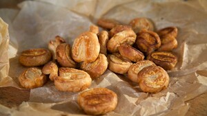 Palmiers van oude kaas (Kaaskoekjes van bladerdeeg)