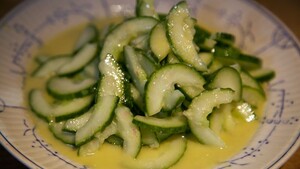 Salade en dressing van komkommer